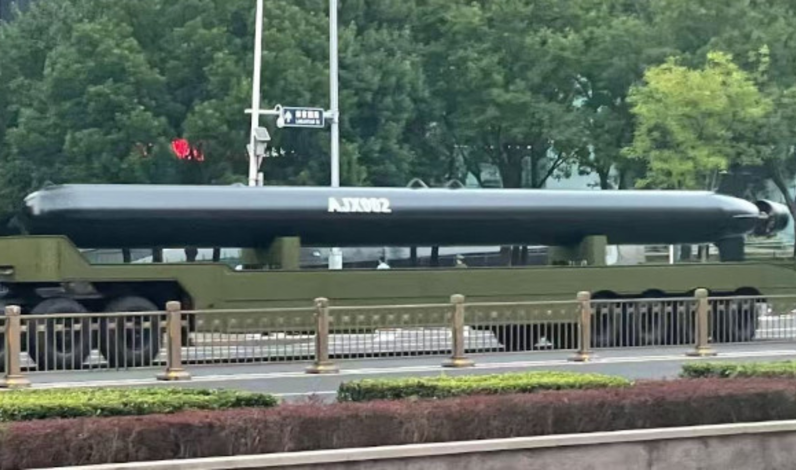 中国の軍事パレードで公表された超大型無人潜水艇 (XLUUV)